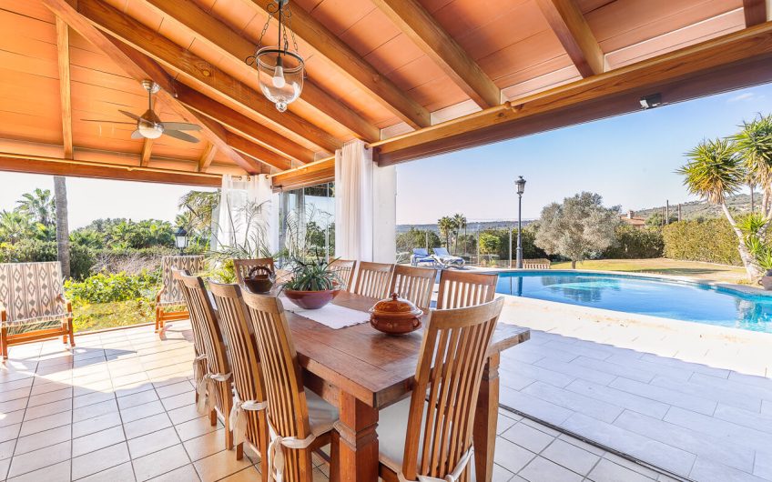 ENCANTADORA VILLA EN VENTA CON VISTAS ABIERTAS EN PUNTIRO, MALLORCA.