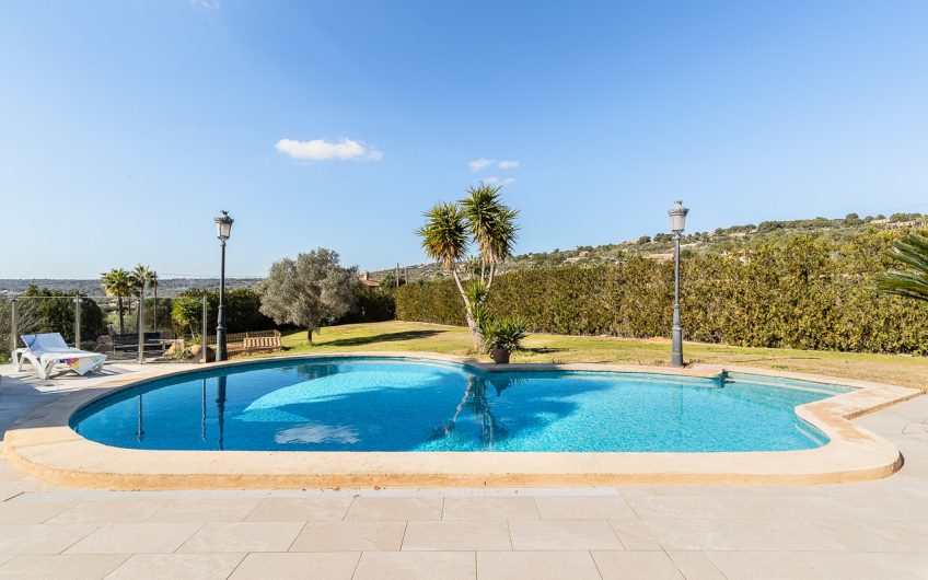 ENCANTADORA VILLA EN VENTA CON VISTAS ABIERTAS EN PUNTIRO, MALLORCA.