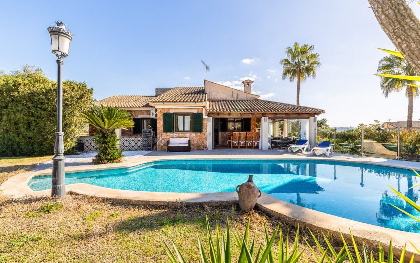 ENCANTADORA VILLA EN VENTA CON VISTAS ABIERTAS EN PUNTIRO, MALLORCA.