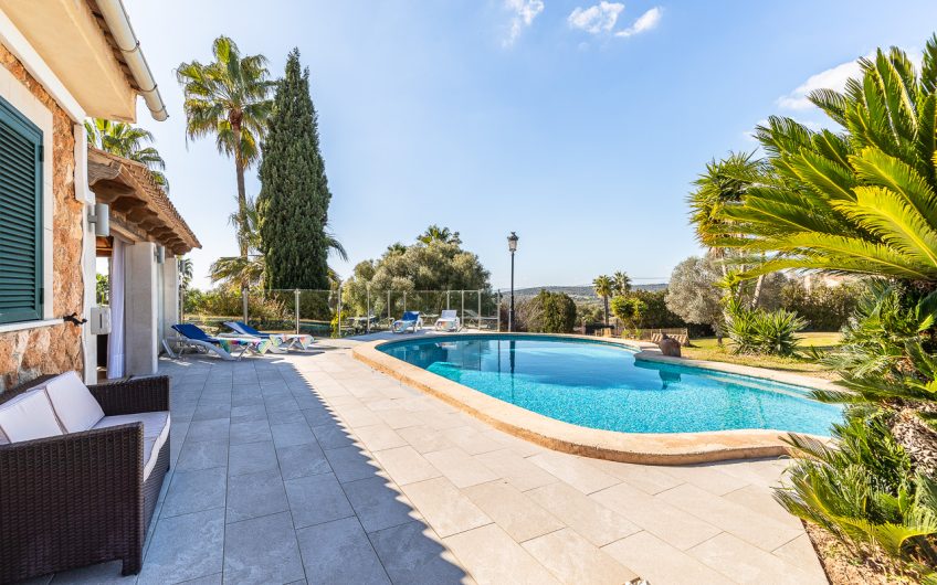 ENCANTADORA VILLA EN VENTA CON VISTAS ABIERTAS EN PUNTIRO, MALLORCA.