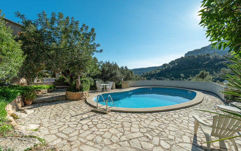 Great villa for sale with open views and separate apartment for sale in Puigpunyent, Mallorca
